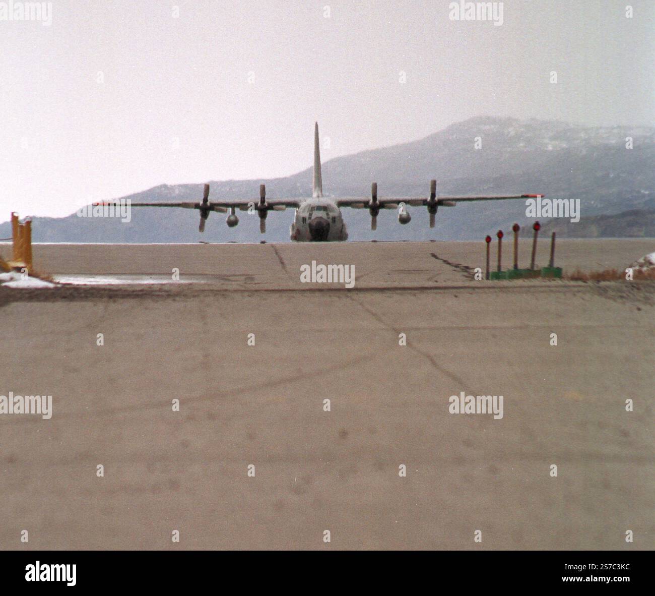 Kangerlussuaq, Grönland. Januar 2025. Grönland: Ein mit Ski ausgerüstetes C-130-Flugzeug der New York Air National Guard auf der Landebahn in Kangerlussuaq in Südgrönland, das von der US Air Force als Basis genutzt wird. Das Flugzeug transportierte ein Kontingent von USAF-Besatzungsmitgliedern, die Grönländische Eishütte für arktisches Überlebenstraining. Das Flugzeug wird vom 109. Airlift-Flügel betrieben, der sich auf Polarmissionen spezialisiert hat. Ein autonomes Gebiet, das weiterhin Teil Dänemarks ist, Grönland, das im Nordatlantik zwischen Kanada und Island liegt, hat eine riesige Landmasse von 2. Quelle: ZUMA Press, Inc./Alamy Live News Stockfoto