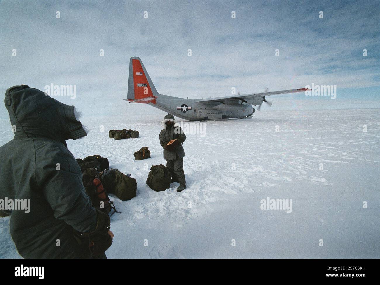 Kangerlussuaq, Grönland. Januar 2025. Grönland: Ein mit Ski ausgerüstetes C-130-Flugzeug der New York Air National Guard, das ein Kontingent von USAF-Flugbesatzungen transportierte, die Grönlandeiskapf für arktisches Überlebenstraining. Das Flugzeug wird vom 109. Airlift-Flügel betrieben, der sich auf Polarmissionen spezialisiert hat. Quelle: ZUMA Press, Inc./Alamy Live News Stockfoto