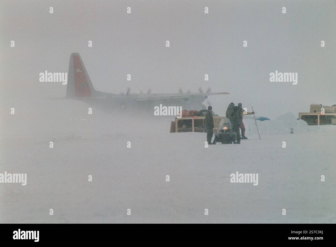 Kangerlussuaq, Grönland. Januar 2025. Grönland: Ein mit Ski ausgerüstetes C-130-Flugzeug der New York Air National Guard, das ein Kontingent von USAF-Flugbesatzungen transportierte, die Grönlandeiskapf für arktisches Überlebenstraining. Das Flugzeug wird vom 109. Airlift-Flügel betrieben, der sich auf Polarmissionen spezialisiert hat. Quelle: ZUMA Press, Inc./Alamy Live News Stockfoto