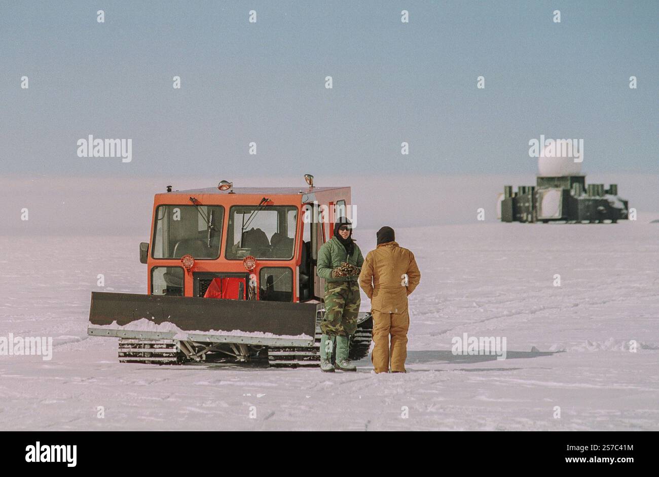 Kangerlussuaq, Grönland. Januar 2025. Grönland: Flieger der USAF in Camp Raven auf der grönländischen Eiskappe, die sich einem arktischen Überlebenstraining unterziehen. Grönland, ein autonomes Gebiet, das weiterhin Teil Dänemarks ist, liegt im Nordatlantik zwischen Kanada und Island und hat eine riesige Landmasse von 2,1 Millionen Quadratkilometern, von denen 81 % von einem Gletscher bedeckt sind, der etwa 2.300 Meter dick ist. Quelle: ZUMA Press, Inc./Alamy Live News Stockfoto