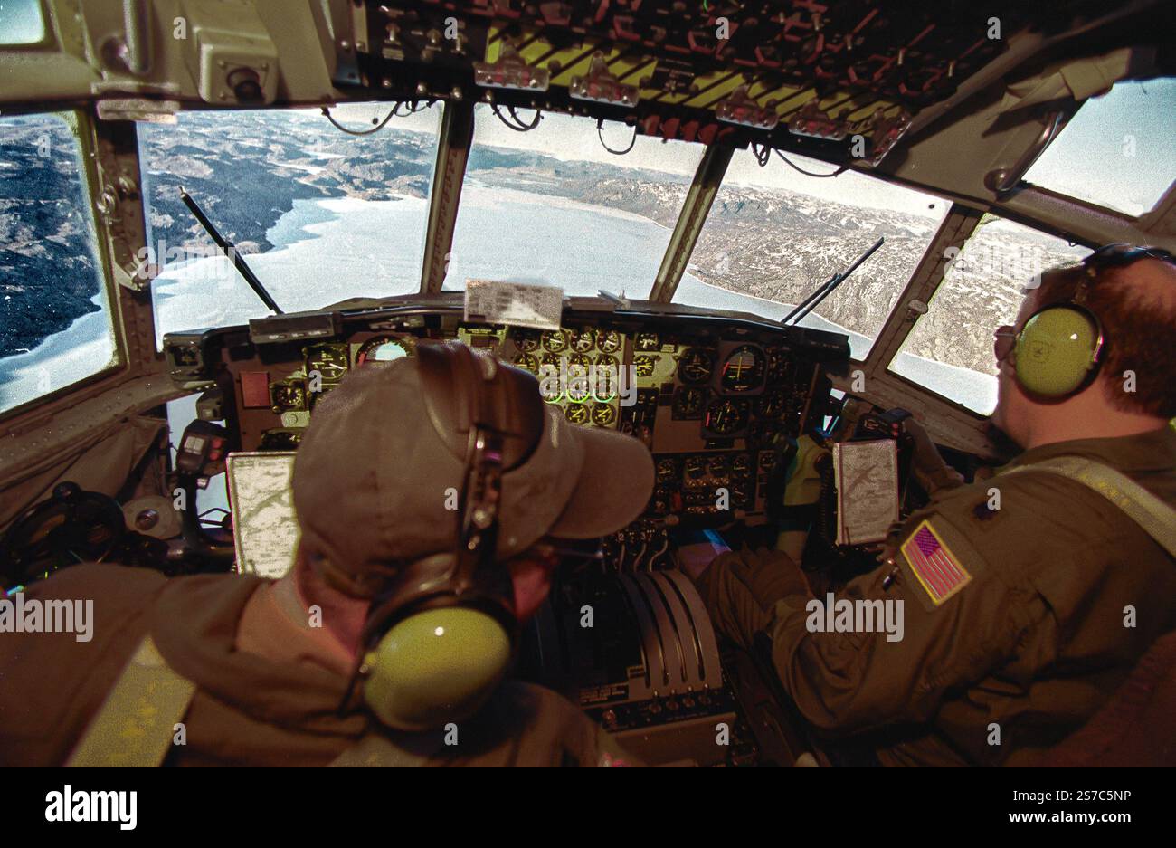 Kangerlussuaq, Grönland. Januar 2025. Grönland: Piloten im Cockpit eines C-130-Transportflugzeugs, das von der New York Air National Guard betrieben wird. Der Flugplatz ist auf dem Weg nach Kangerlussuaq in Südgrönland mit einem Kontingent von USAF-Flugbesatzungen, dem grönländischen Eisfeld für arktisches Überlebenstraining. Das Flugzeug wird vom 109. Airlift-Flügel betrieben, der sich auf Polarmissionen spezialisiert hat. Ein autonomes Gebiet, das weiterhin Teil Dänemarks ist, Grönland, das im Nordatlantik zwischen Kanada und Island liegt, hat eine riesige Landmasse von 2. Quelle: ZUMA Press, Inc./Alamy Live News Stockfoto