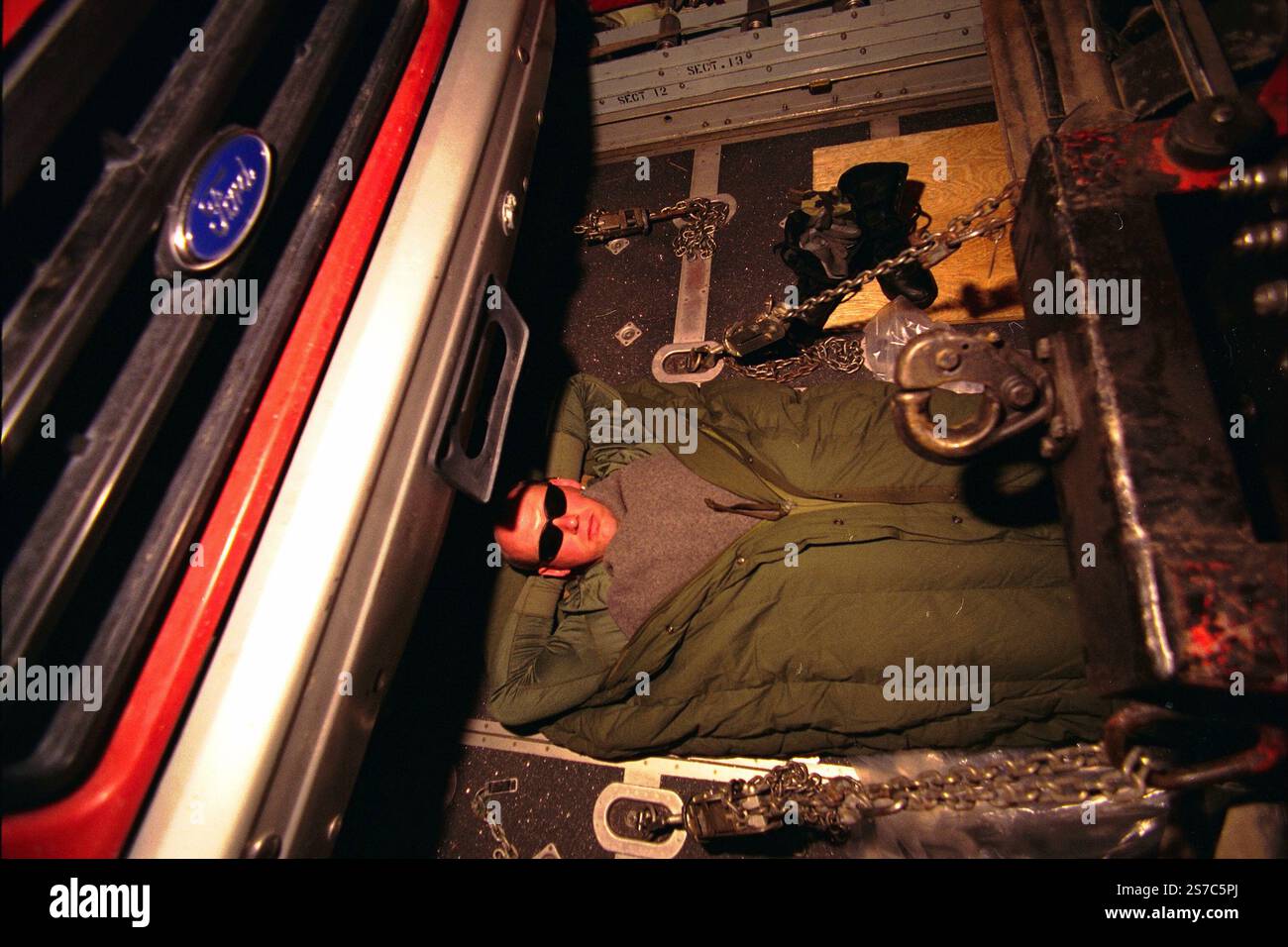 Kangerlussuaq, Grönland. Januar 2025. Grönland: US Air Force-Besatzung an Bord eines C-130-Transportflugzeugs auf dem Weg nach Grönland für einen arktischen Surivvialkurs im Camp Rvaen auf der grönländischen Eiskappe. Der dünne Streifen bewohnbarer Flächen, der sich um die Umrandung erstreckt, ist größer als Deutschland und unterstützt nur 56.421 Einwohner (2021). Quelle: ZUMA Press, Inc./Alamy Live News Stockfoto