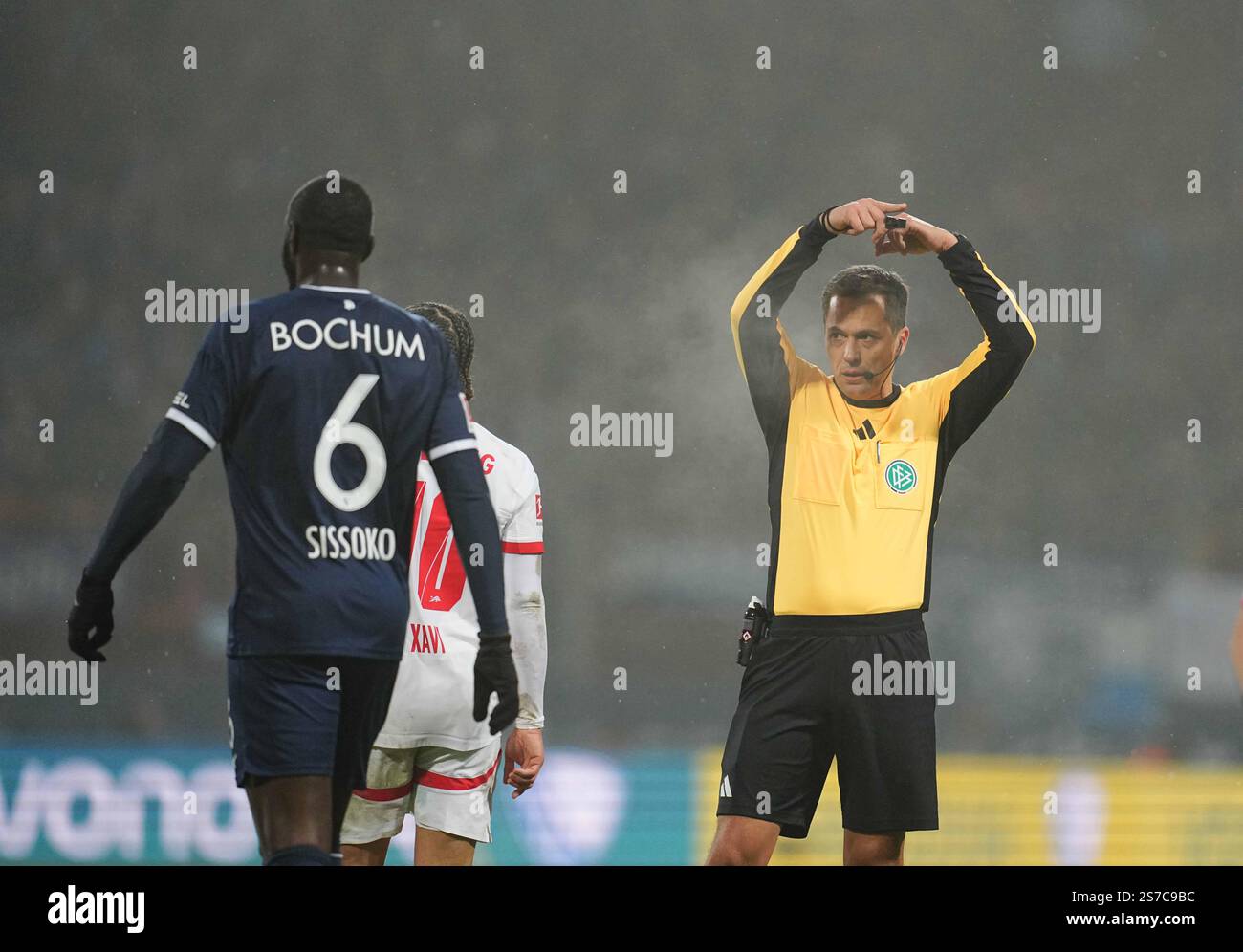 Vonovia Ruhrstadion, Bochum, Deutschland. Januar 2025. Robert Hartmann, Schiedsrichter, Gesten während einer 1. Bundesliga-Spiel VfL Bochum gegen RB Leipzig im Vonovia Ruhrstadion Bochum. Ulrik Pedersen/CSM/Alamy Live News Stockfoto