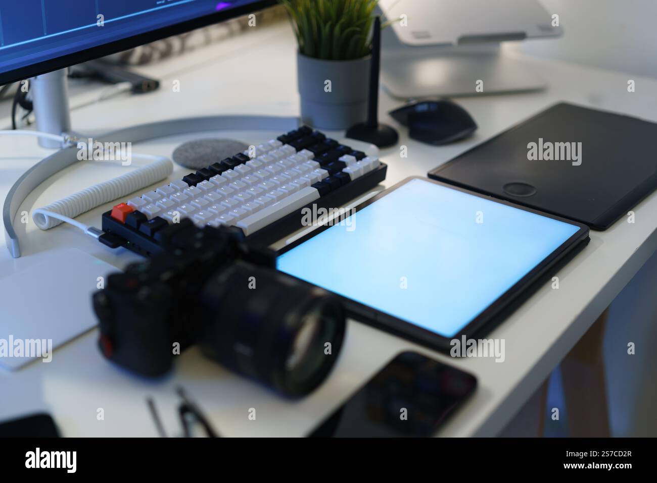 Abgelenkte Geschäftsfrau fliegt Dokumuenten und elektronische Bürogeräte um den Kopf leeres Studio mit sauberem Pastellhintergrund schoss auf Designer-Arbeitsplatz-Gree Stockfoto