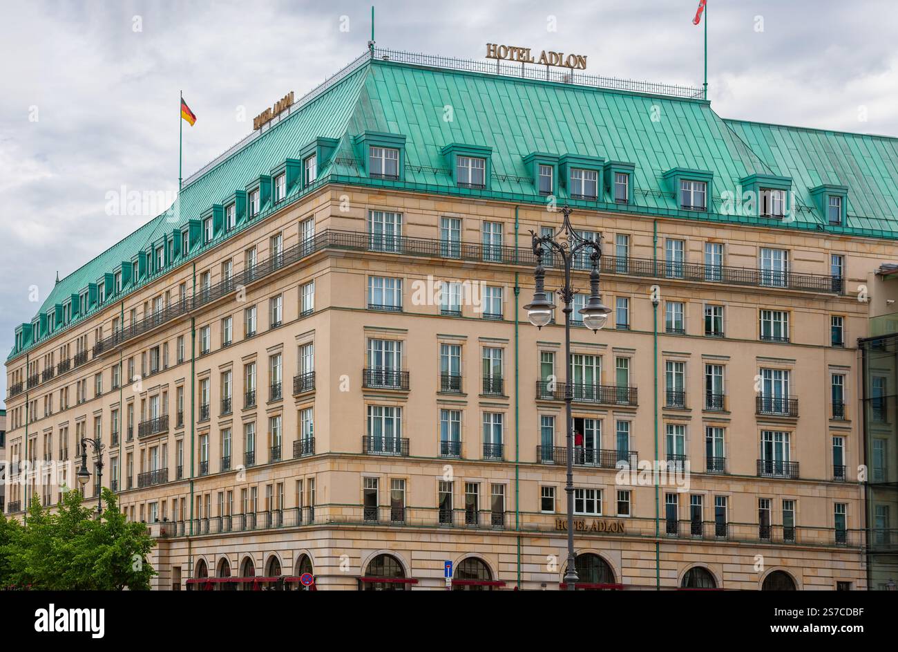 Berlin, Deutschland - 18. Juli 2010 : Hotel Adlon an der Ecke Pariser Platz. Luxushotel, 1907 gegründet und im August 1997 umgebaut. Stockfoto