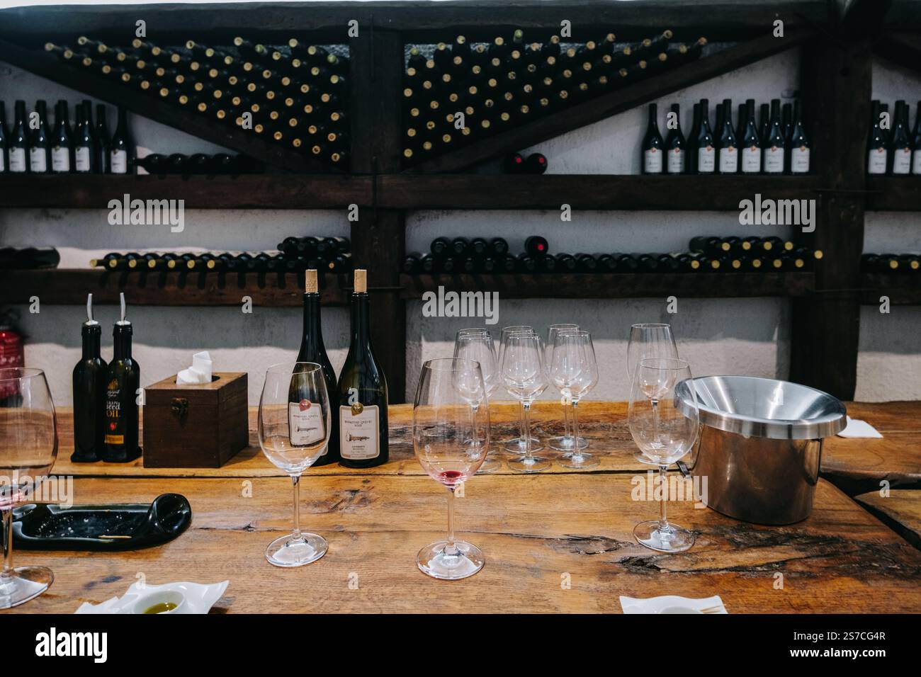 Weinprobe georgianischer Weine im Tunnel des Weinguts Khareba in Kvareli, Kakheti (Georgien) Stockfoto
