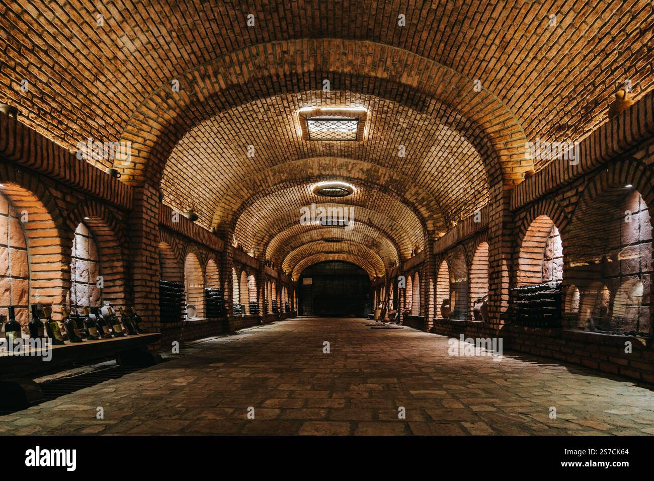 Der Tunnel der Weinkellerei Khareba in Kvareli, Kakheti (Georgien), ist ein 7,7 km langer unterirdischer Weinkeller, der in Felsen gehauen wurde und perfekte Alterungsbedingungen bietet. Stockfoto