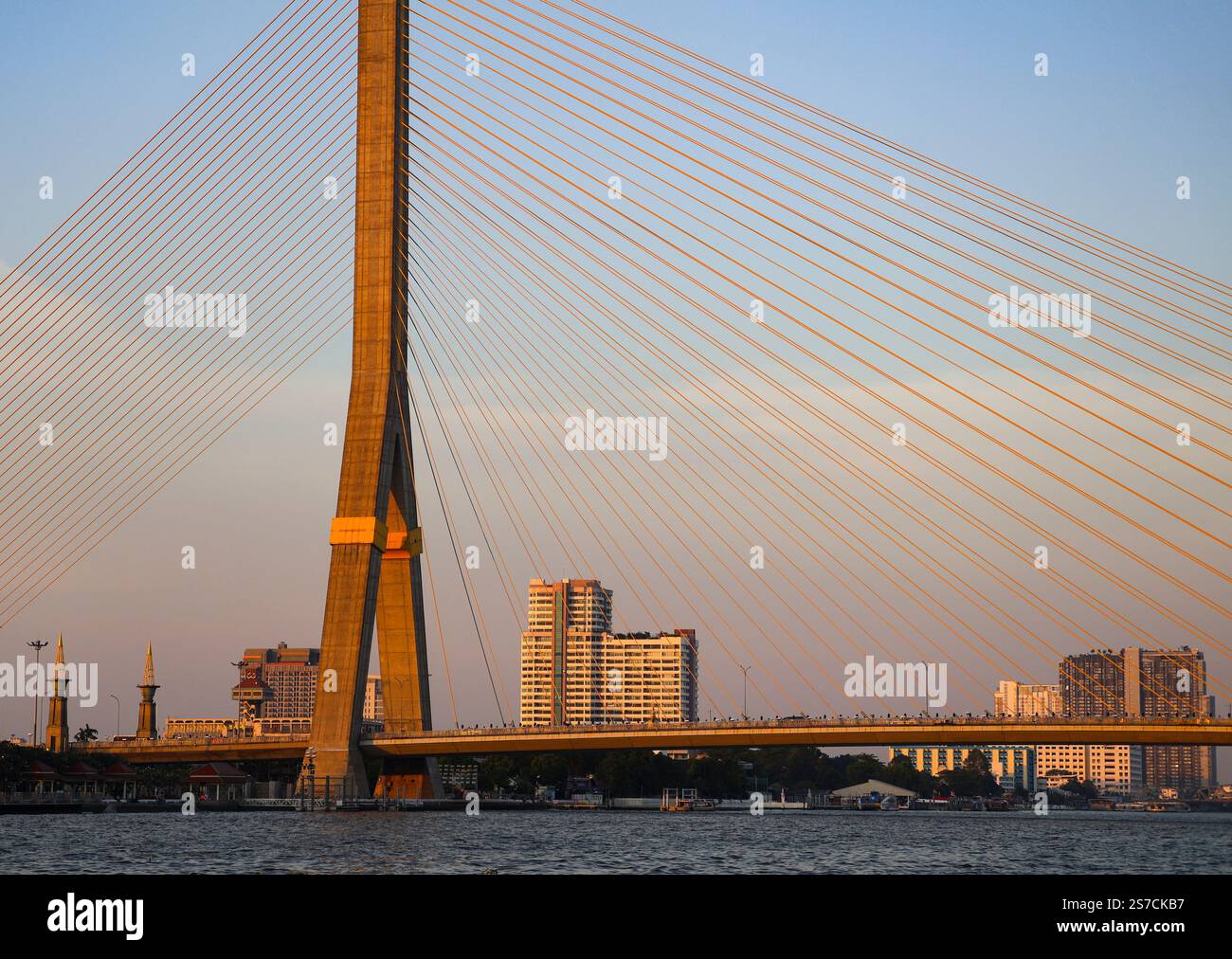 Blick auf die Rama VIII Brücke über den Chaophraya Fluss am Abend bei Sonnenuntergang Stockfoto