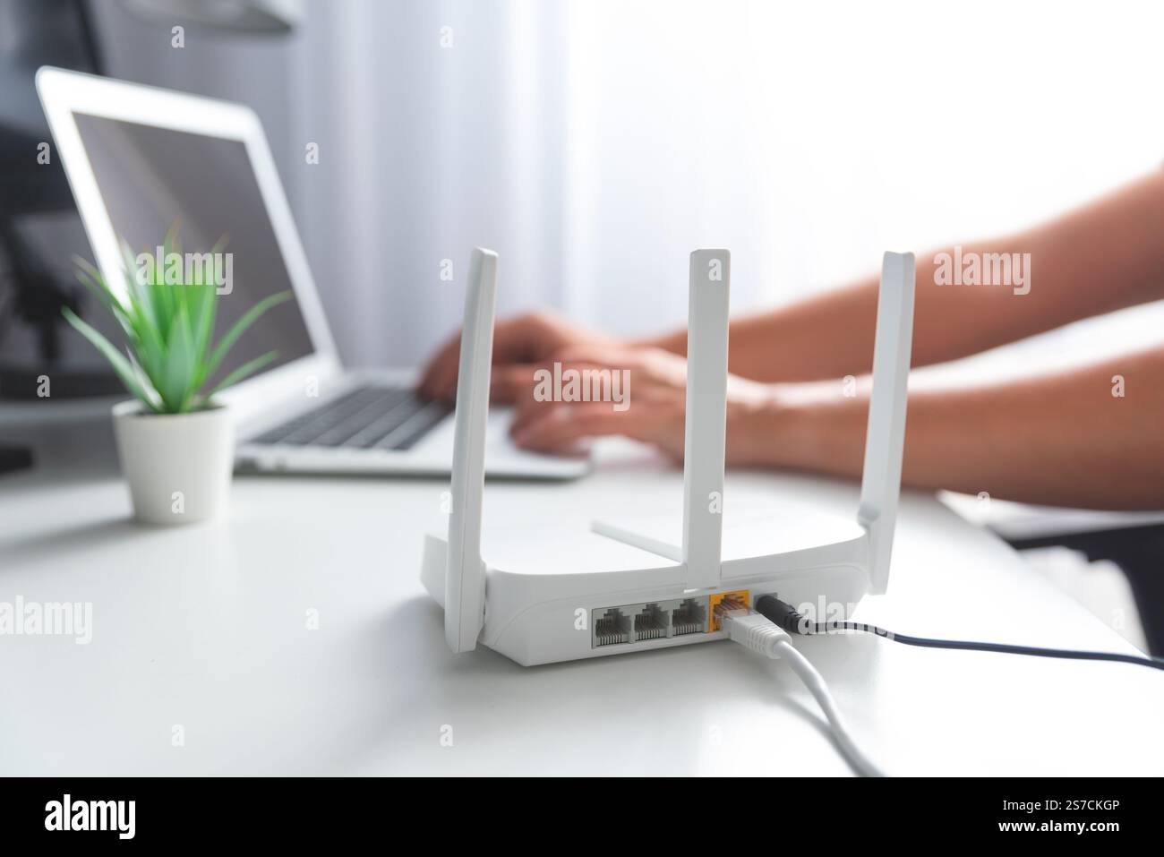 Schnelles Internet zu Hause mit modernem WLAN-Router Stockfoto