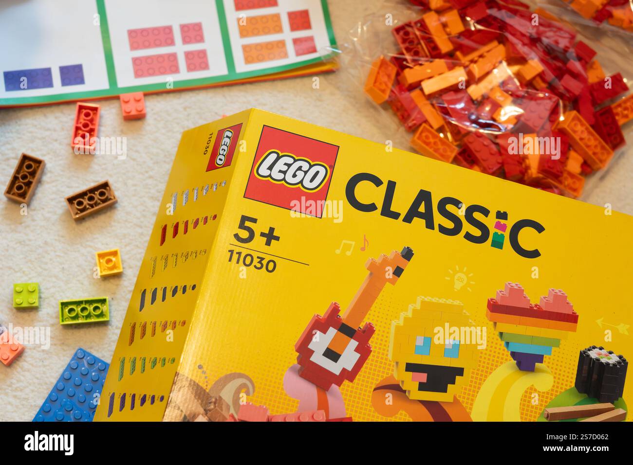 Ein klassisches Lego-Set der Firma Lego Group für Kinder ab 5 Jahren mit verriegelbaren ABS-Verriegelungssteinen (Acrylnitril-Butadien-Styrol) Stockfoto