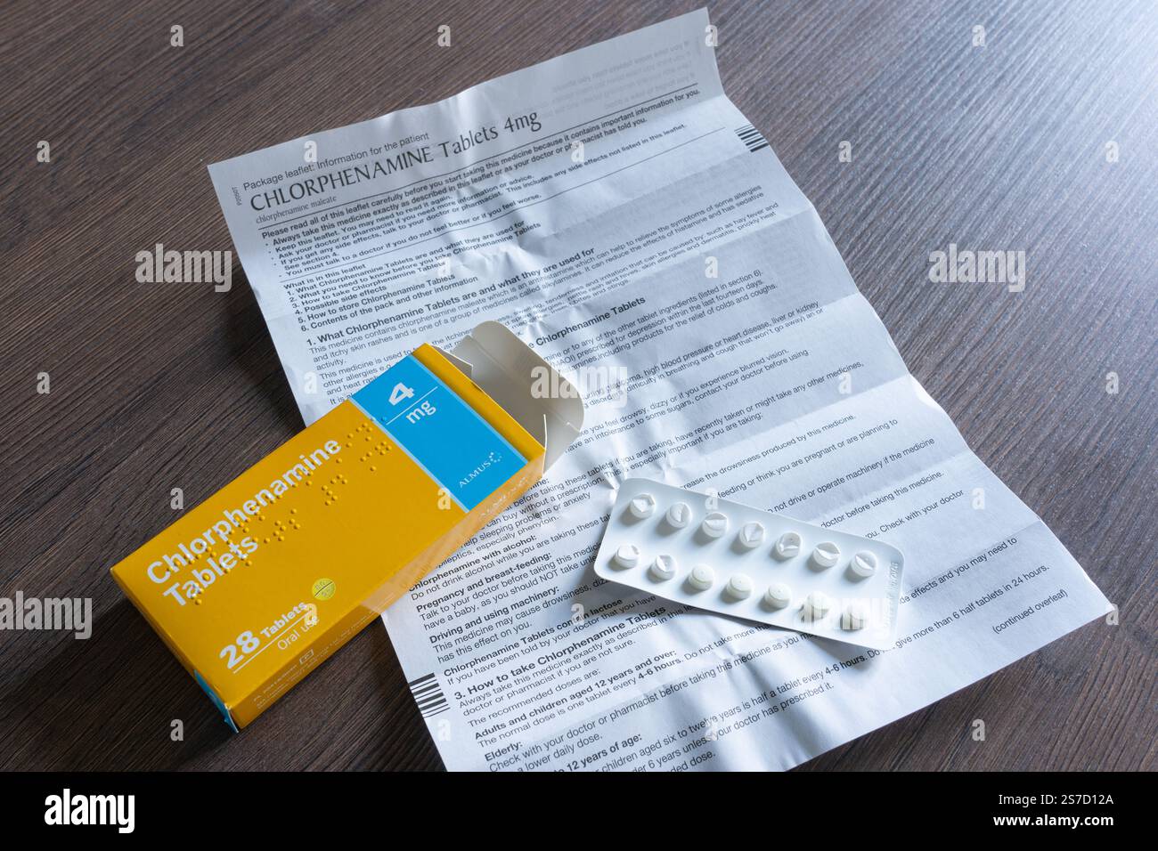 Stockfoto der Schachtel mit Chlorphentamin-Tabletten, Blisterpackung und Informationsbroschüre. Antihistaminikum Heuschnupfen und Allergieentlastungsmedikation. UK Stockfoto