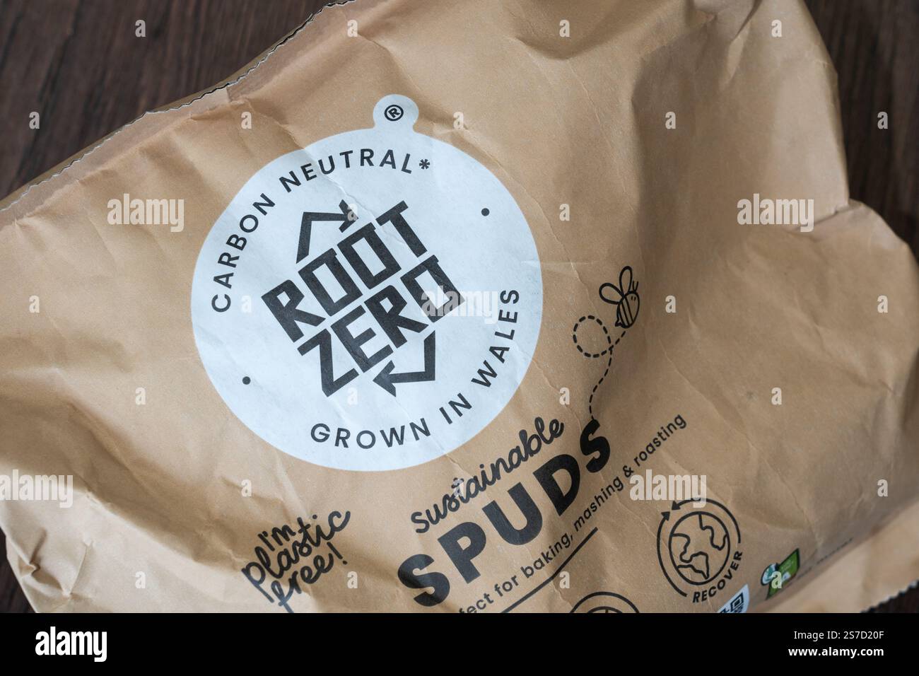 „Root Zero“ nachhaltige Spuds (Kartoffeln), die in Wales angebaut werden, mit plastikfreien Papierverpackungen und kohlenstoffneutral. Root Zero fördert Klimaschutz. UK Stockfoto