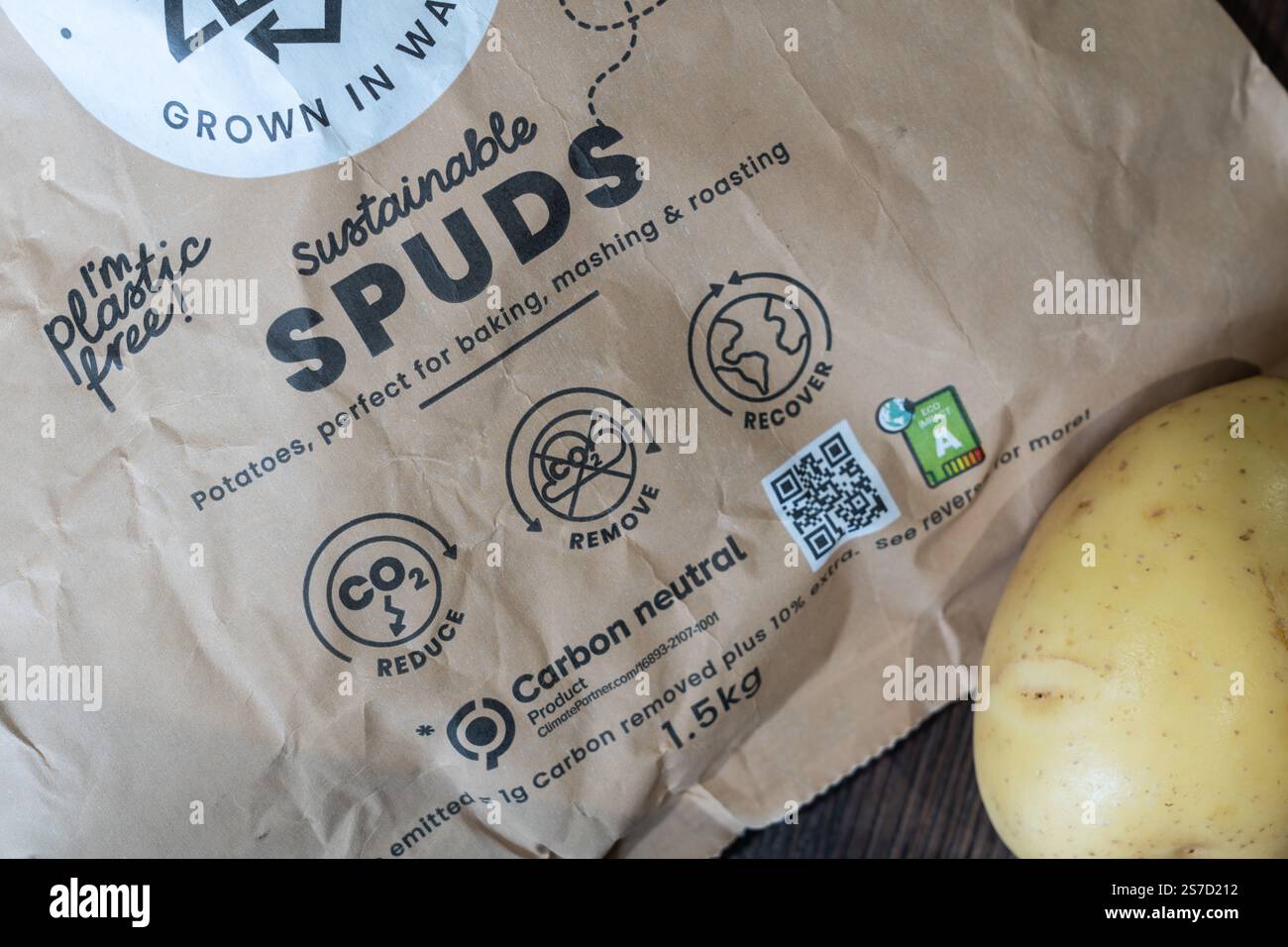„Root Zero“ nachhaltige Spuds (Kartoffeln), die in Wales angebaut werden, mit plastikfreien Papierverpackungen und kohlenstoffneutral. Root Zero fördert Klimaschutz. UK Stockfoto