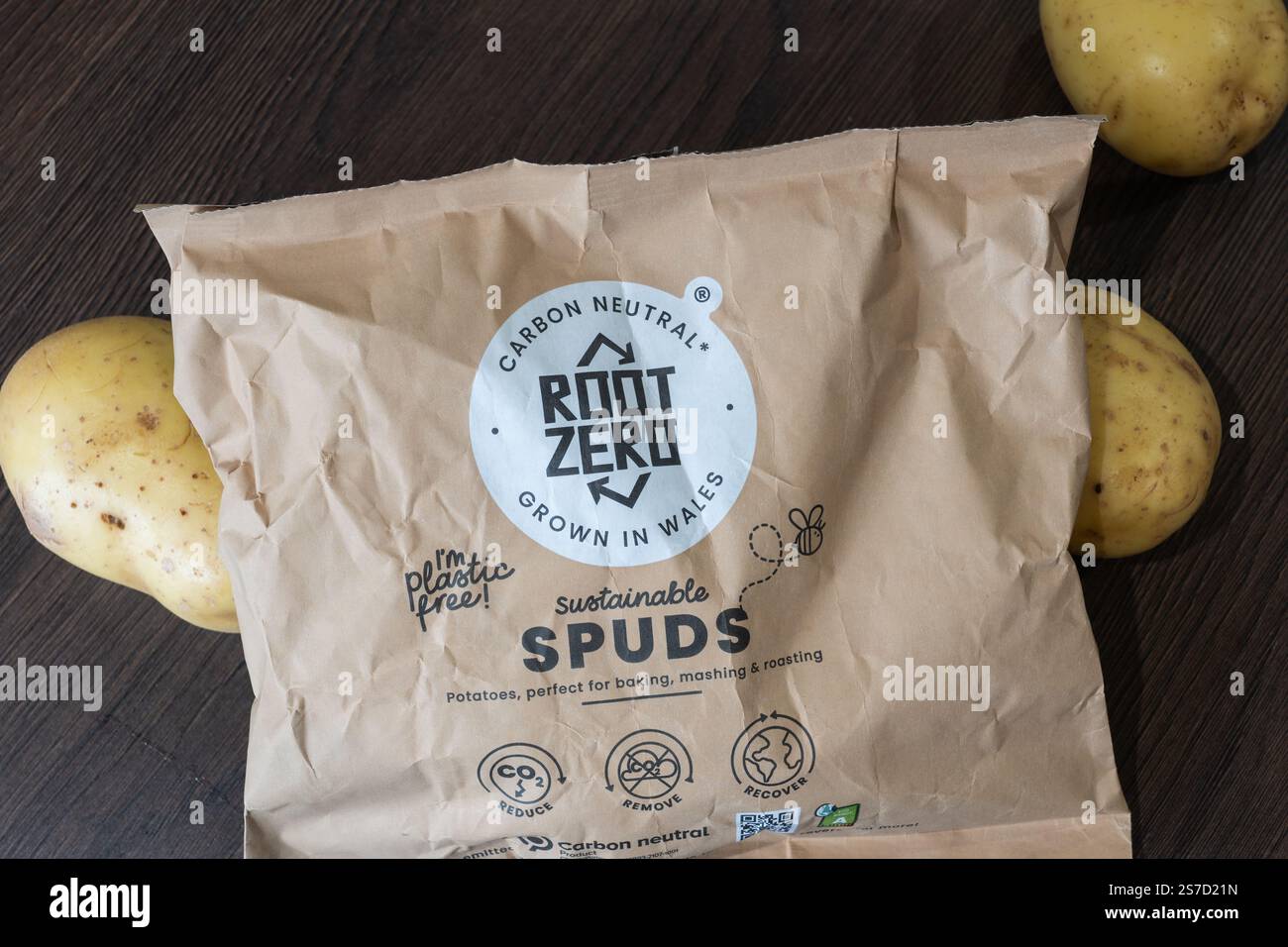 „Root Zero“ nachhaltige Spuds (Kartoffeln), die in Wales angebaut werden, mit plastikfreien Papierverpackungen und kohlenstoffneutral. Root Zero fördert Klimaschutz. UK Stockfoto
