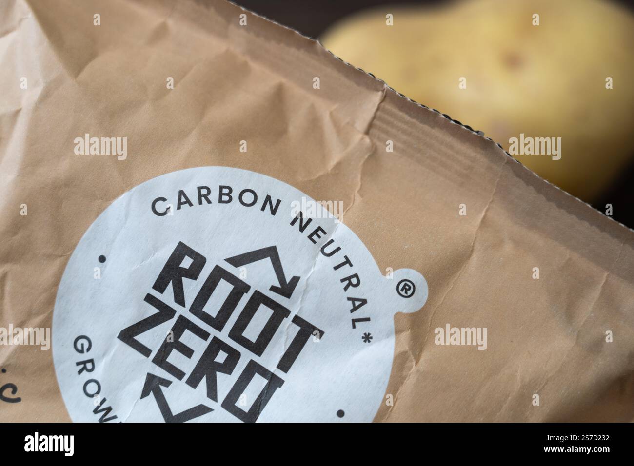 „Root Zero“ nachhaltige Spuds (Kartoffeln), die in Wales angebaut werden, mit plastikfreien Papierverpackungen und kohlenstoffneutral. Root Zero fördert Klimaschutz. UK Stockfoto