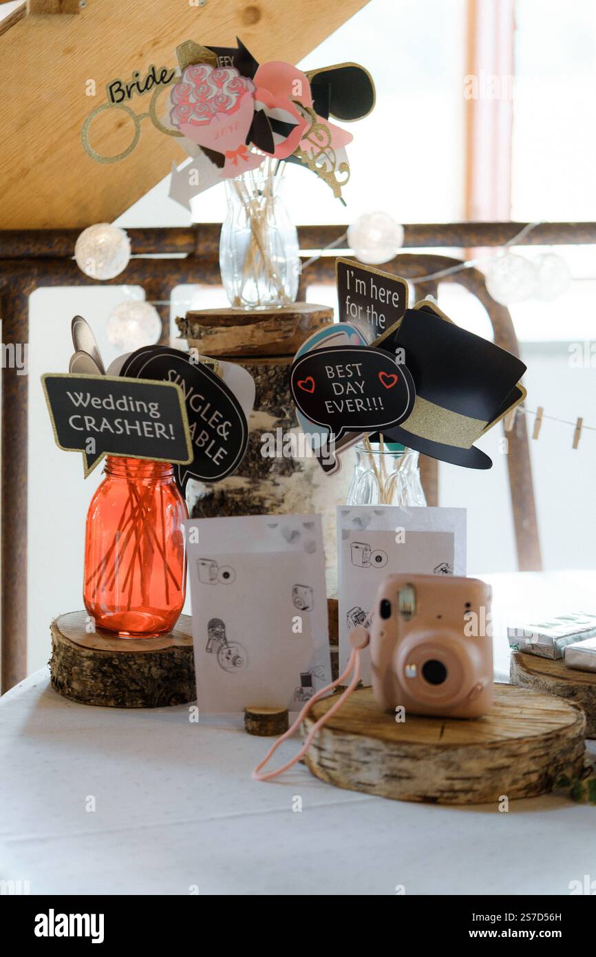 Hochzeitsdekoration im rustikalen Stil mit Vintage-Kamera und Fotokamera, Fotorequisiten für Fotokabine Stockfoto