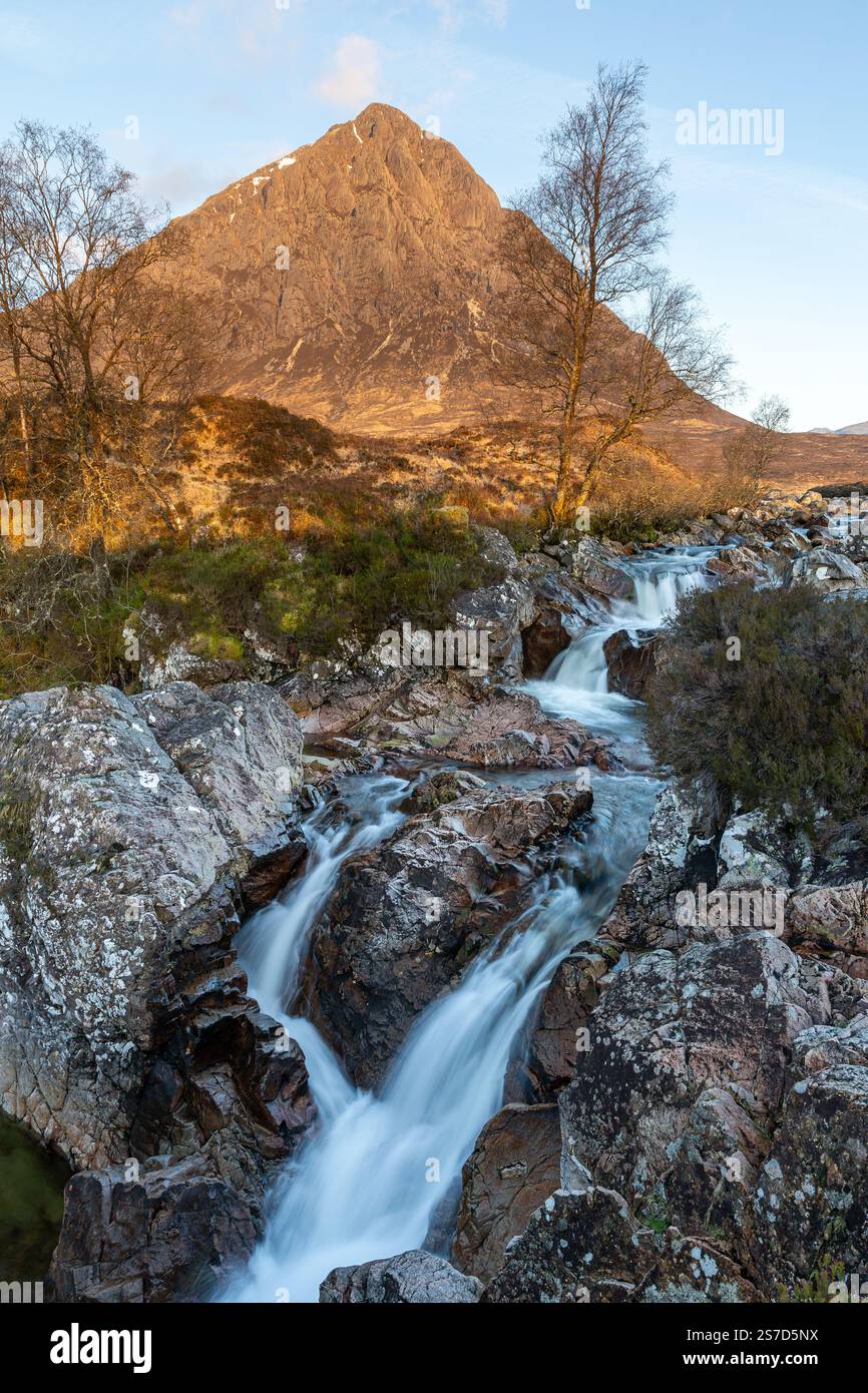 Glen Etive Mor Wasserfall und Buachaille Etive Mor Berg nach Sonnenaufgang, Schottland Stockfoto