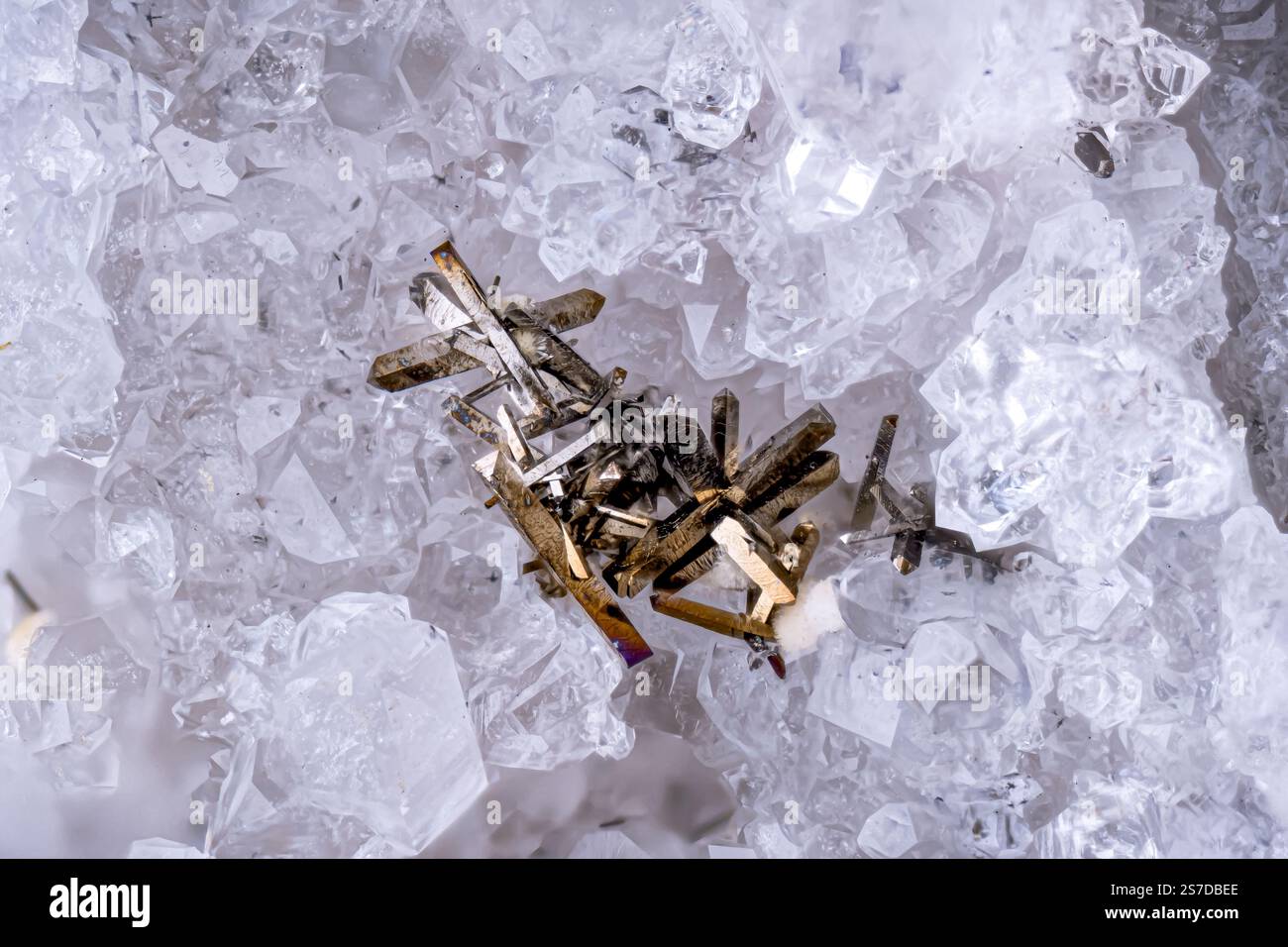 Arsenopyrit. Exemplar aus der clara-Mine, oberwolfach, Deutschland. Mikrofotografie extreme Nahaufnahme. Mikroskopische Mineralkristallisfotografie Stockfoto