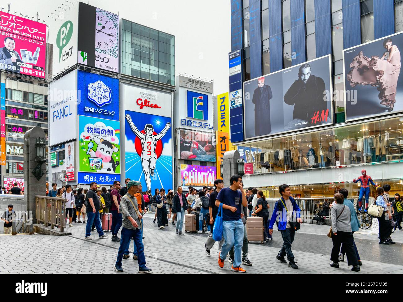 Osaka, Japan - 24. Oktober 2024 : Einkaufsviertel in Dotonbori am Abend der berühmten Glico Running man Neonshow das berühmte Ziel in Shinsaibashi Stockfoto