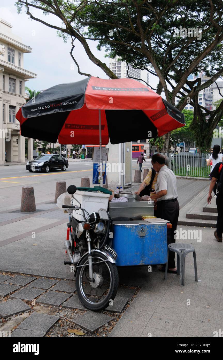 Ein Eisdielen-Straßenverkäufer in der North Bridge Road, Singapur Stockfoto