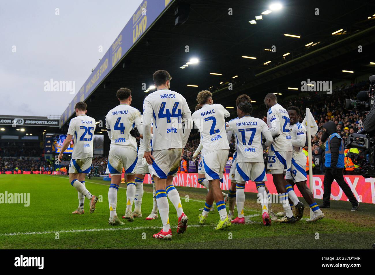 Leeds, Großbritannien. Januar 2025. Leeds United Stürmer Wilfried Gnonto (29) feiert das Tor des Mittelfeldspielers Ao Tanaka (22) TOR 3-0 während des Spiels Leeds United FC gegen Sheffield Wednesday FC Skybet EFL Championship in Elland Road, Leeds, England, Großbritannien am 19. Januar 2025 Credit: Eleanor Hoad/Every Second Media Credit: Every Second Media/Alamy Live News Stockfoto