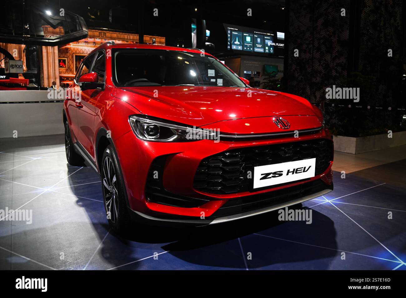 Neu-Delhi, Delhi, Indien. Januar 2025. Morris Garages (MG) ZS Hybrid Electric Vehicle (HEV) ist auf der Bharat Mobility Global Expo am 18. Januar 2025 in Neu-Delhi, Indien, zu sehen. (Kreditbild: © Kabir Jhangiani/ZUMA Press Wire) NUR REDAKTIONELLE VERWENDUNG! Nicht für kommerzielle ZWECKE! Stockfoto