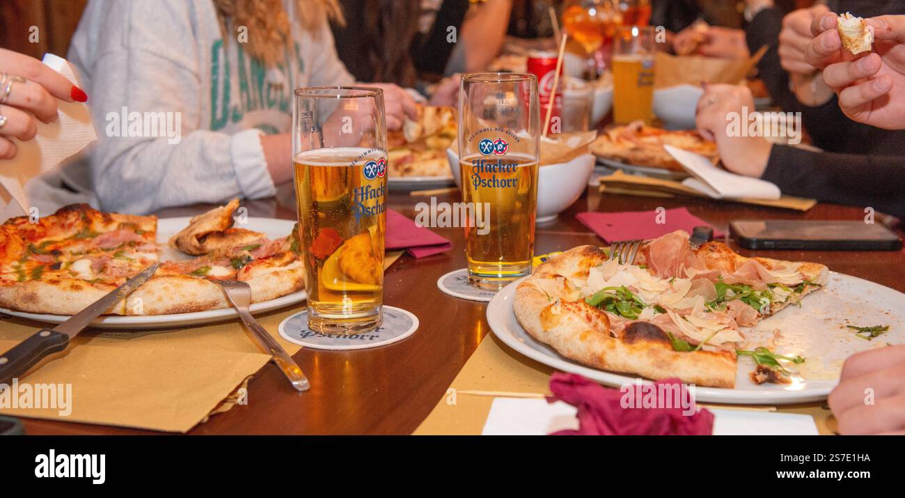 Bergamo Italien 21. Dezember 2024: Gruppe von Freunden isst Pizza Stockfoto