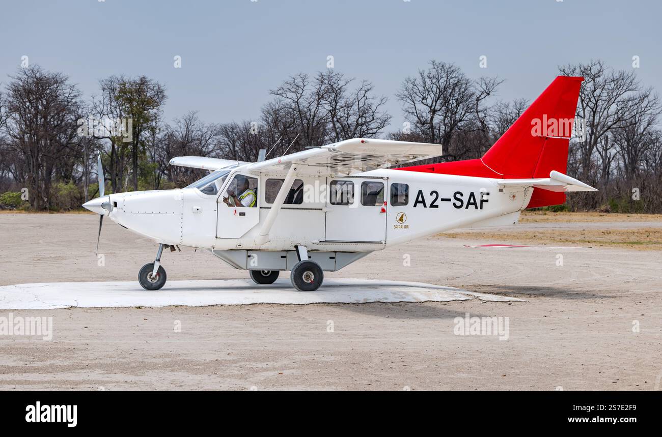 Safari Air Touristenflugzeug auf dem Moremi Game Reserve Flugplatz, Okavanaga Delta, Botswana, Afrika Stockfoto