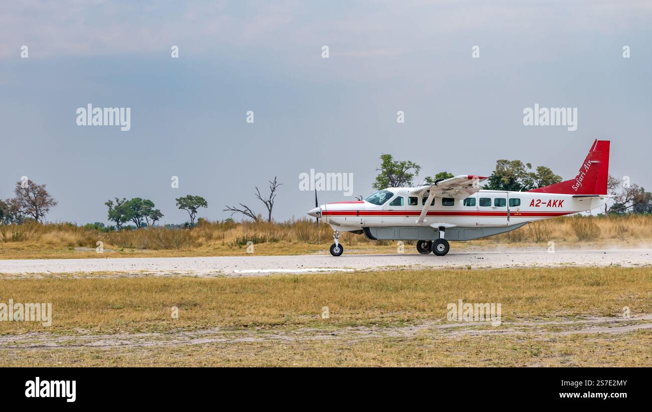 Safari Air Tourist Transport Flugzeug Landung am Moremi Game Reserve Airstrip, Okavanga Delta, Botswana, Afrika Stockfoto