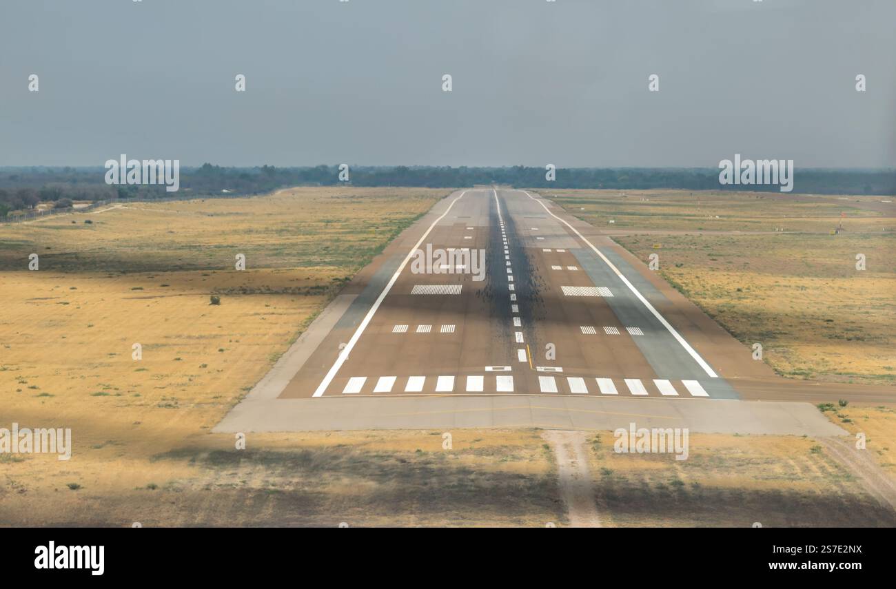 Aus der Vogelperspektive des Anflugs auf die Landebahn des Nxabega-Flugplatzes, Okavanga-Delta, Botswana, Afrika Stockfoto