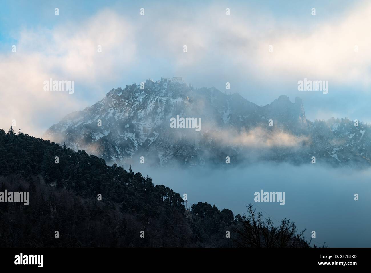 Predigtstuhl der Deutschen Alpen in Bayern. Wunderschöne Landschaft im Winter mit Schnee, Wolken und mystischem Sonnenlicht. Stockfoto