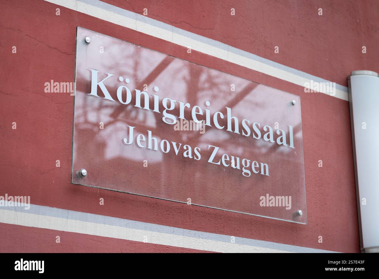 Königreichssaal des Zeugen Jehovas in Deutschland. Melden Sie sich am Gotteshaus der Religionsgemeinschaft an. Stockfoto