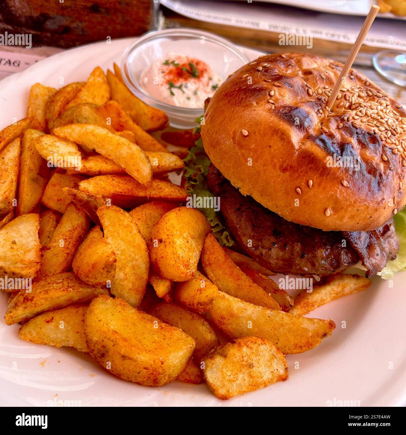 Leckerer Beef Burger mit Pommes Frites Stockfoto