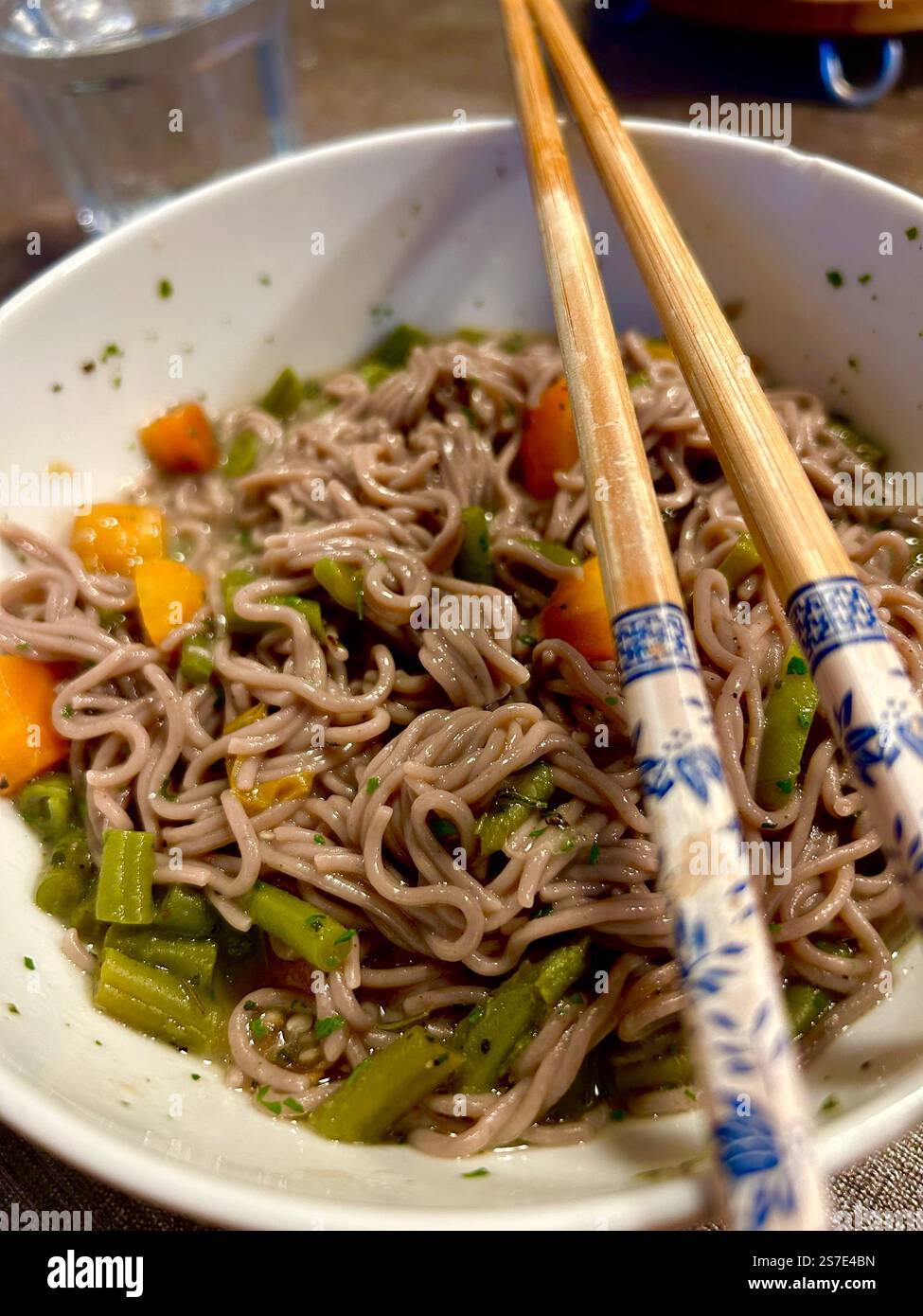 Asiatische Nudelsuppe, hausgemacht Stockfoto
