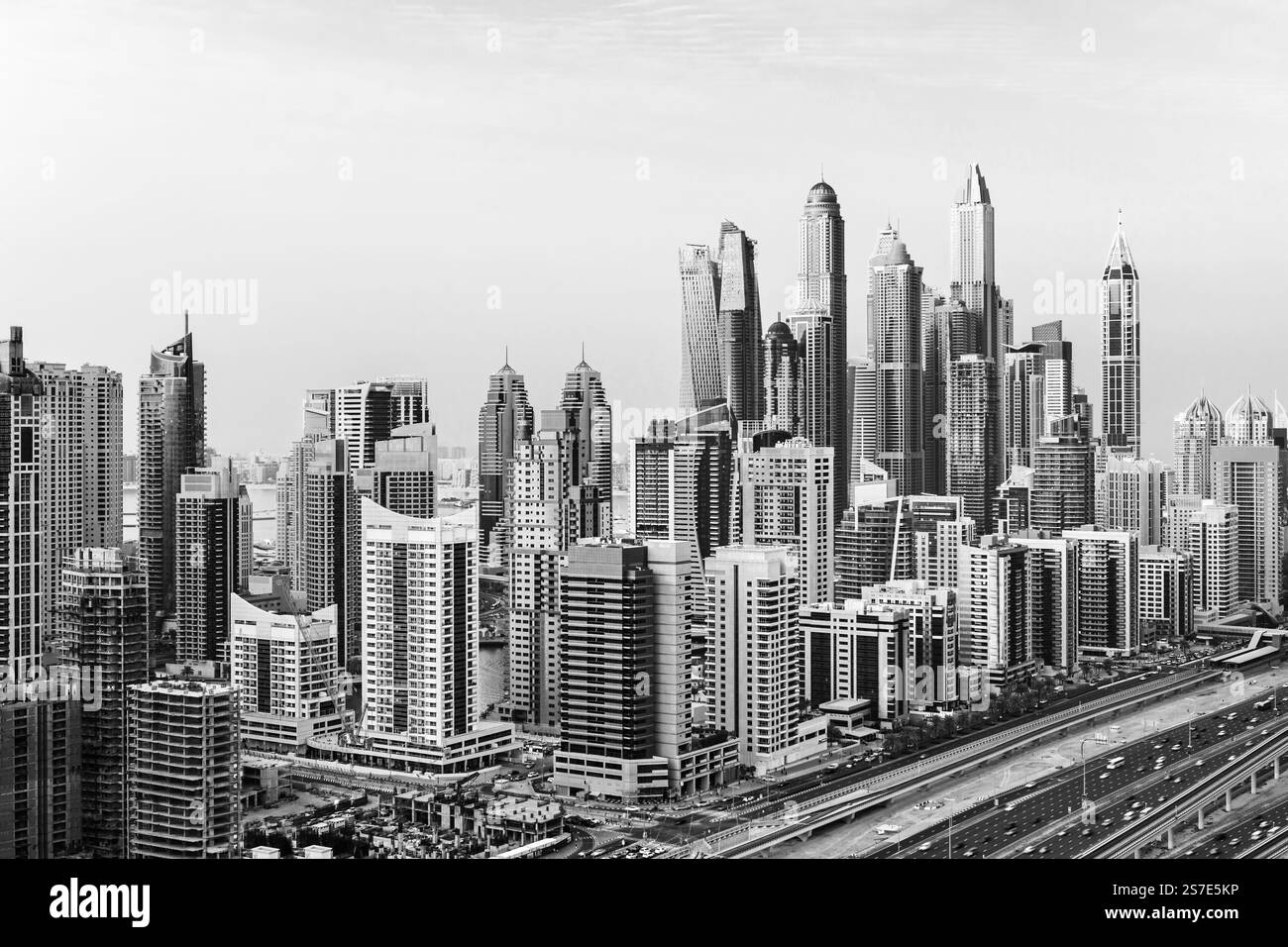 Dubai - atemberaubende Skyline im Stadtzentrum mit luxuriösen Wolkenkratzern bei Sonnenaufgang, Vereinigte Arabische Emirate Stockfoto
