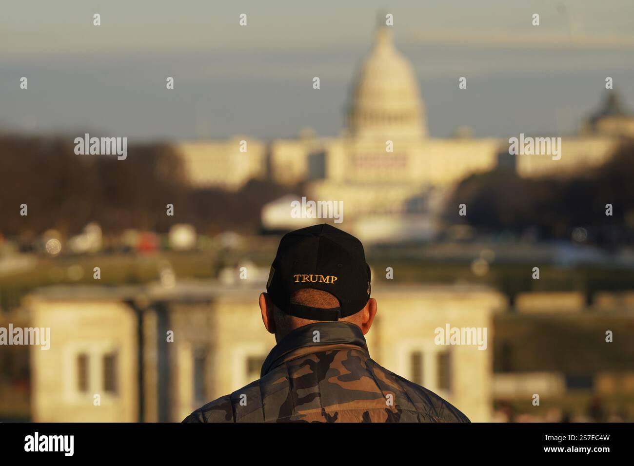 (250119) -- WASHINGTON, 19. Januar 2025 (Xinhua) -- Ein Mann schaut sich das Kapitol in Washington, D.C., USA, 18. Januar 2025 an. Der designierte Präsident Donald Trump kündigte am Freitag in den sozialen Medien an, dass seine Amtseinführung voraussichtlich am Montag wegen des in Washington, D.C., projizierten Eiswetters nach Hause verlegt wird. „Ich habe angeordnet, dass die Amtsansprache zusätzlich zu Gebeten und anderen Reden in der Rotunde des Kapitols der Vereinigten Staaten gehalten wird“, sagte Trump und fügte hinzu, dass sie auch vom ehemaligen Präsidenten Ronald Reagan für seine zweite Amtseinführung 1985 wegen der sehr kalten Jahreszeit verwendet wurde Stockfoto