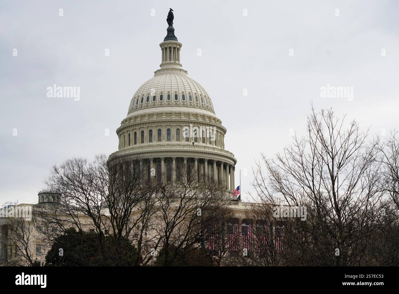 (250119) -- WASHINGTON, 19. Januar 2025 (Xinhua) -- dieses Foto vom 18. Januar 2025 zeigt das Kapitol in Washington, D.C., USA. Der designierte Präsident Donald Trump kündigte am Freitag in den sozialen Medien an, dass seine Amtseinführung voraussichtlich am Montag wegen des in Washington, D.C., projizierten Eiswetters in Innenräumen verlegt wird. „Ich habe angeordnet, dass die Amtsansprache zusätzlich zu Gebeten und anderen Reden in der Rotunde des Kapitols der Vereinigten Staaten gehalten wird“, sagte Trump und fügte hinzu, dass sie auch vom ehemaligen Präsidenten Ronald Reagan für seine zweite Amtseinführung 1985 aufgrund der verwendet wurde Stockfoto