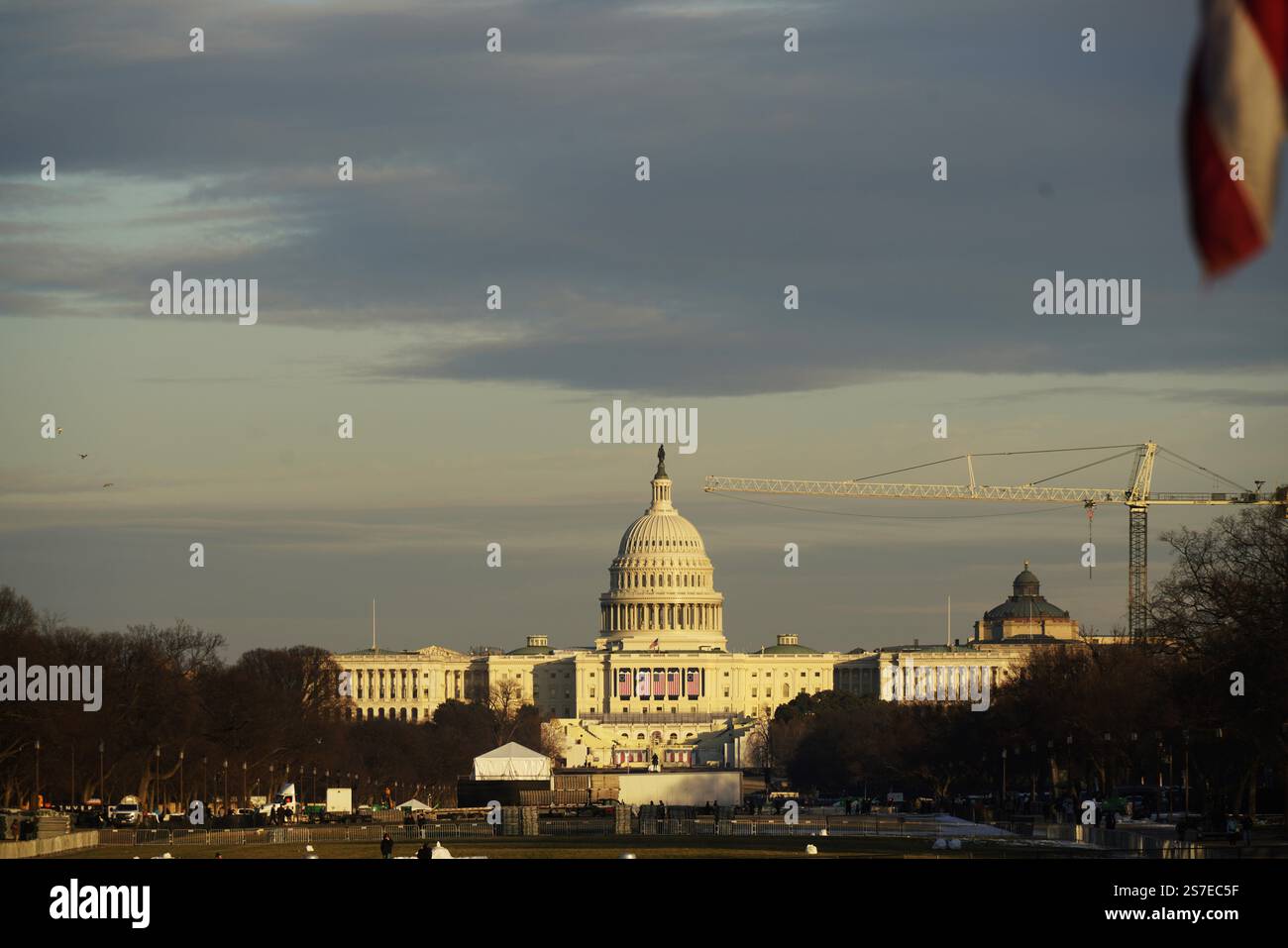 (250119) -- WASHINGTON, 19. Januar 2025 (Xinhua) -- dieses Foto vom 18. Januar 2025 zeigt das Kapitol in Washington, D.C., USA. Der designierte Präsident Donald Trump kündigte am Freitag in den sozialen Medien an, dass seine Amtseinführung voraussichtlich am Montag wegen des in Washington, D.C., projizierten Eiswetters in Innenräumen verlegt wird. „Ich habe angeordnet, dass die Amtsansprache zusätzlich zu Gebeten und anderen Reden in der Rotunde des Kapitols der Vereinigten Staaten gehalten wird“, sagte Trump und fügte hinzu, dass sie auch vom ehemaligen Präsidenten Ronald Reagan für seine zweite Amtseinführung 1985 aufgrund der verwendet wurde Stockfoto