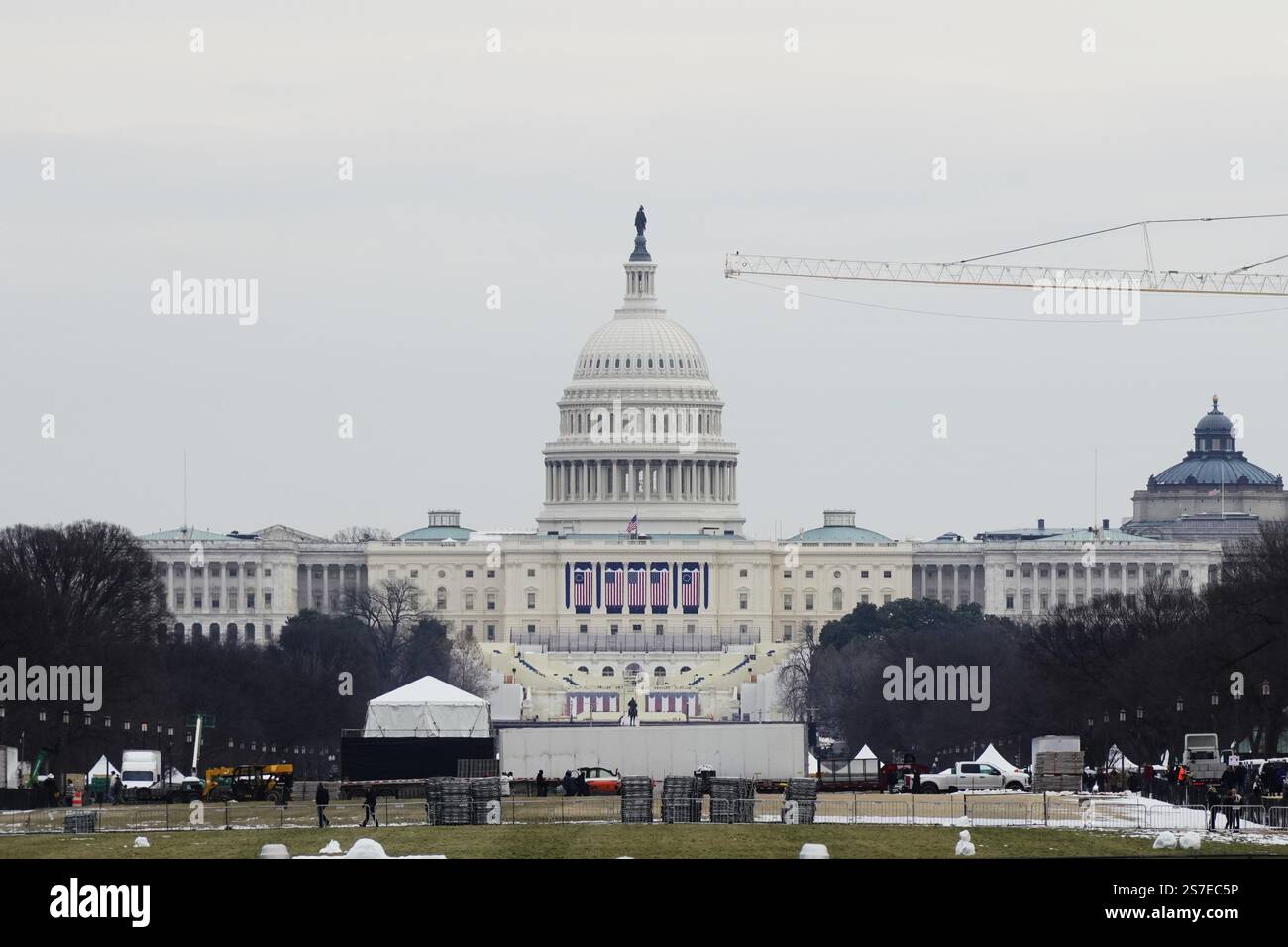 (250119) -- WASHINGTON, 19. Januar 2025 (Xinhua) -- dieses Foto vom 18. Januar 2025 zeigt das Kapitol in Washington, D.C., USA. Der designierte Präsident Donald Trump kündigte am Freitag in den sozialen Medien an, dass seine Amtseinführung voraussichtlich am Montag wegen des in Washington, D.C., projizierten Eiswetters in Innenräumen verlegt wird. „Ich habe angeordnet, dass die Amtsansprache zusätzlich zu Gebeten und anderen Reden in der Rotunde des Kapitols der Vereinigten Staaten gehalten wird“, sagte Trump und fügte hinzu, dass sie auch vom ehemaligen Präsidenten Ronald Reagan für seine zweite Amtseinführung 1985 aufgrund der verwendet wurde Stockfoto