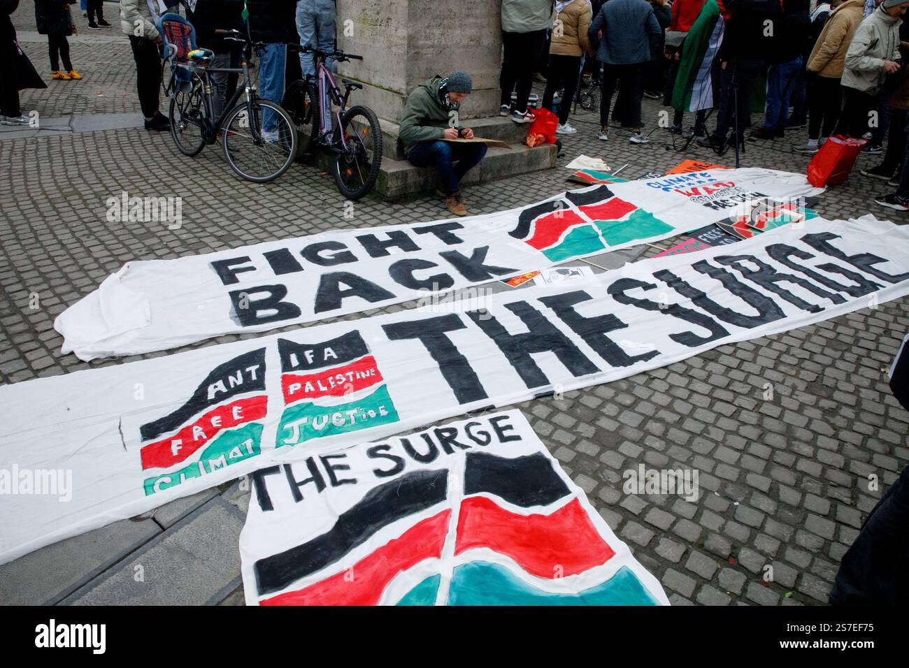 Brüssel, Belgien Januar 2025. Das Logo des Aufschwungs, das auf einem protestmarsch zu sehen war, der auf Aufruf der internationalen Bewegung "The Surge" in Brüssel am Vorabend der Amtseinführung Donald Trumps in den Vereinigten Staaten am Sonntag, den 19. Januar 2025, organisiert wurde. Dieser Aufruf wurde vor zwei Monaten gestartet und von über 200 Aktivisten aus fast 20 Ländern unterzeichnet. Ähnliche Demonstrationen sind für das Wochenende des 18. Und 19. Januar in London, Lissabon, Barcelona, Bilbao und Amsterdam geplant. BELGA FOTO HATIM KAGHAT Credit: Belga News Agency/Alamy Live News Stockfoto
