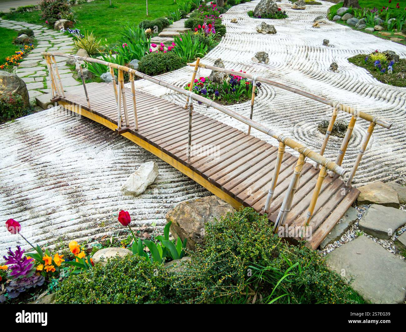 Fragment der Landschaftsgestaltung des russisch-japanischen Friendship Garden in Sotschi Stockfoto