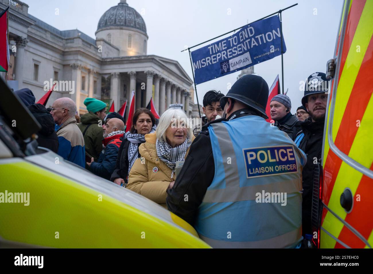 London, Großbritannien. Januar 2025 London/UK. Die palästinensische Solidaritätskampagne hielt eine statische Demonstration in Whitehall ab, die zu über 70 Festnahmen führte, als die Menschenmenge zum Trafalgar Square migrierte. Alamy Live News / Aubrey Fagon Stockfoto London, Großbritannien. Januar 2025 London/UK. Die palästinensische Solidaritätskampagne hielt eine statische Demonstration in Whitehall ab, die zu über 70 Festnahmen führte, als die Menschenmenge zum Trafalgar Square migrierte. Alamy Live News / Aubrey Fagon Stockfoto