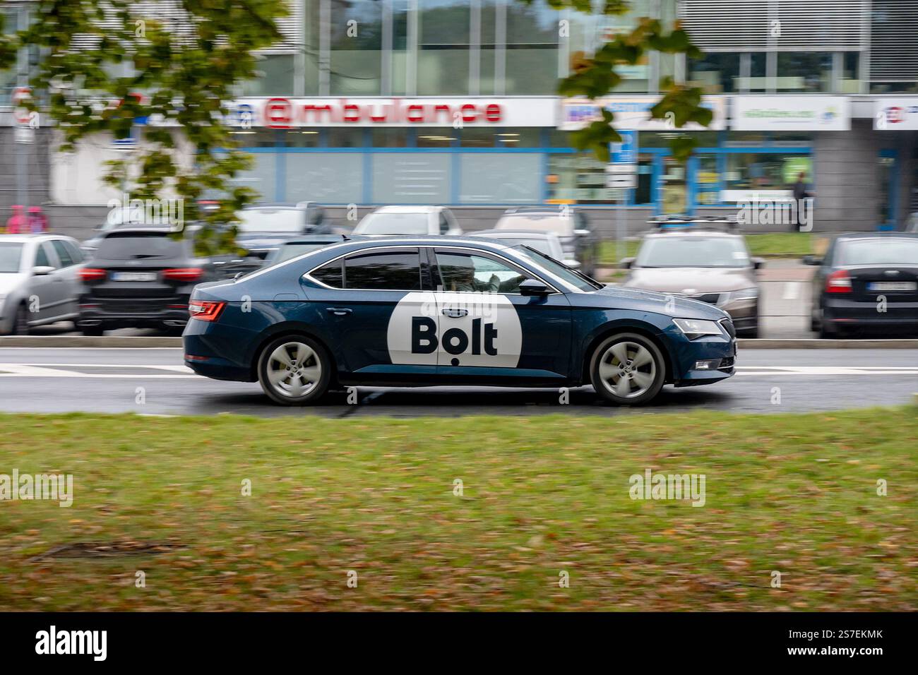 OSTRAVA, TSCHECHIEN - 19. OKTOBER 2023: Skoda Superb von Bolt Delivery Company mit weißem Kreis und Bewegungsunschärfe Stockfoto