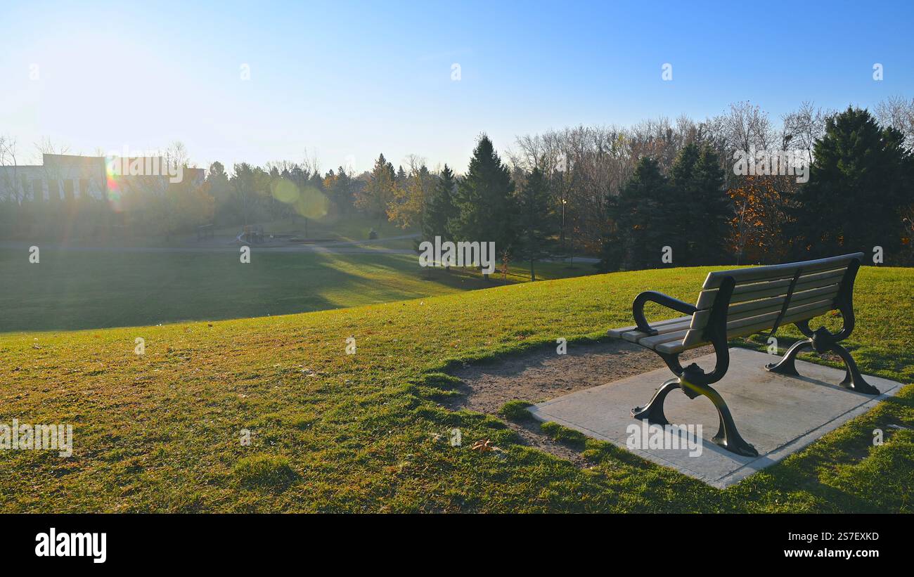 Herbst mit einer Parkbank am Morgen mit ruhiger Szene. Stockfoto