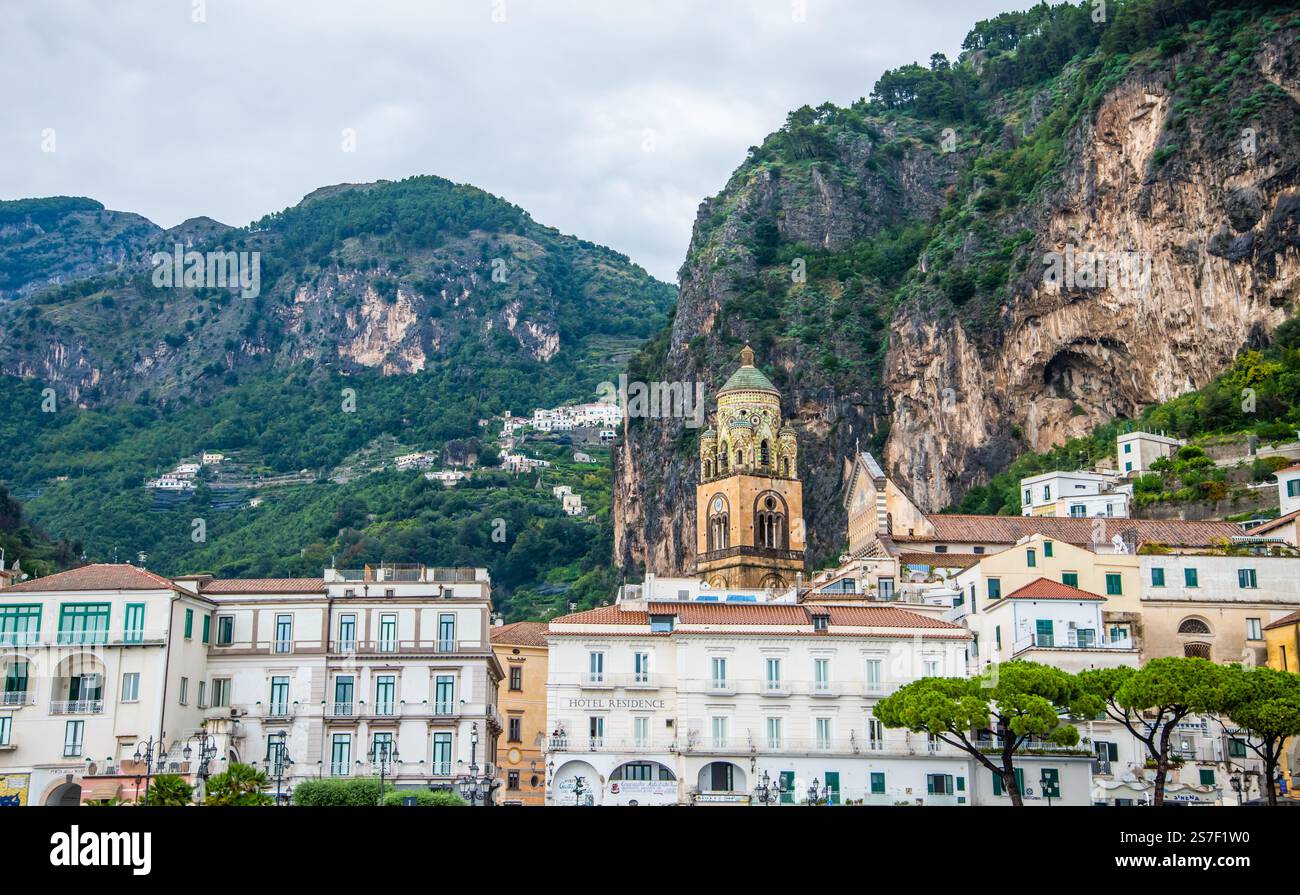 Positano Italien, Oktober 19,2024 das malerische Positano an der Amalfiküste, Italien, mit farbenfrohen Häusern auf Klippen und dem atemberaubenden blauen Wasser des Mittelmeers Stockfoto
