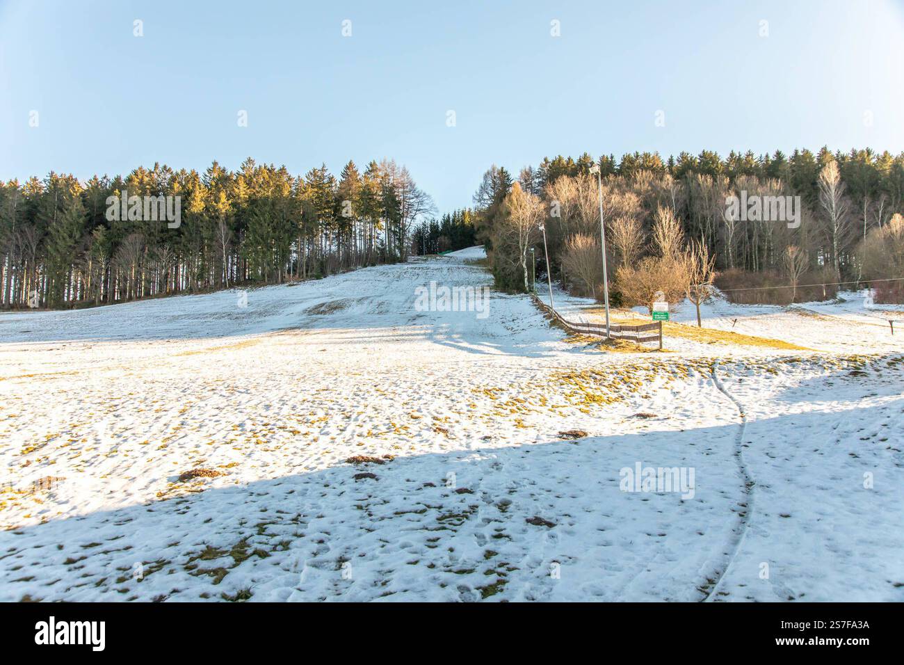 Information: UPDATE 16 Uhr: Ort: Aue-Bad Schlema, Landkreis Erzgebirgskreis, Sachsen Datum: 19.01.2025 Zeit: 16:00 Uhr UPDATE: Laute aktuelle Messwerte belegt Aue-Bad Schlema den dritten Platz als wärmster Ort in Deutschland. Dennoch ist Aue-Bad Schlema der wärmste Ort an diesem Sonntag in Mitteldeutschland gewesen. Hier geht es zur Messtabelle. Bitte links oben auf TX klicken, dann sortiert die Tabelle die Messwerte nach Temperatur.: https://www.mtwetter.deageskarte.phpparmx tx&sort1&sort parmx tx Anbei im Link Aufnahmen von der Wetterstation in Aue-Bad Schlema. Bilder herunterladen unter: https: Stockfoto