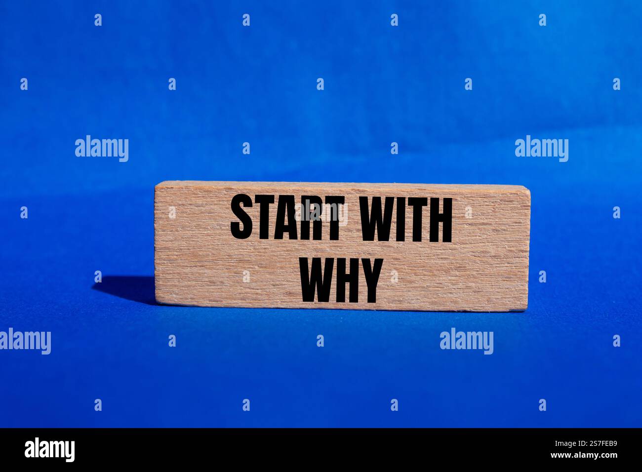Beginnen Sie mit der Warum-Nachricht auf Holzblock mit blauem Hintergrund. Beginnen Sie mit dem Warum-Symbol. Kopierbereich. Stockfoto