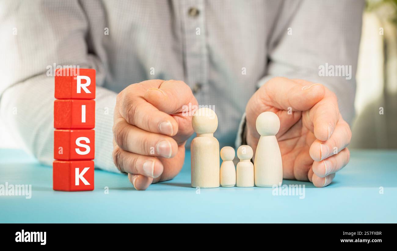 Der Versicherer schützt die Familie mit seinen Händen vor Risiken. Schutz für sich selbst und die Lieben. Symbolisiert Maßnahmen zur Verhinderung eines unglücklichen Unfalls Stockfoto