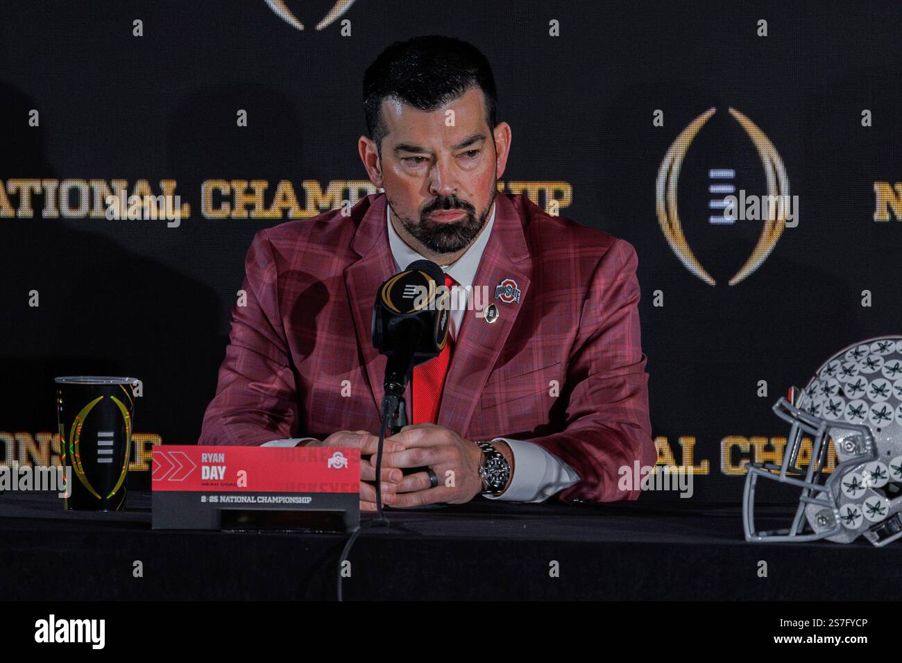 Atlanta, Georgia, USA. Januar 2025. Ryan Day, Cheftrainer von Ohio State Buckeyes, spricht bei der Pressekonferenz der Cheftrainer für die College Football Playoff National Championship im Mercedes Benz Stadium, Atlanta, Georgia, mit den Medien. (Kreditbild: © Scott Stuart/ZUMA Press Wire) NUR REDAKTIONELLE VERWENDUNG! Nicht für kommerzielle ZWECKE! Stockfoto