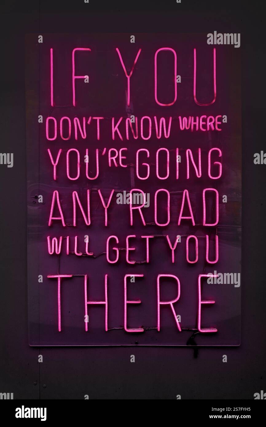Rosa Neonlicht in Form eines kurzen Satzes: Wenn Sie nicht wissen, wohin Sie gehen, bringt Sie irgendeine Straße dorthin. Stockfoto
